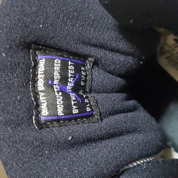 Air Jordan 11 Retro, 7y, high top - Picture 6 of 7